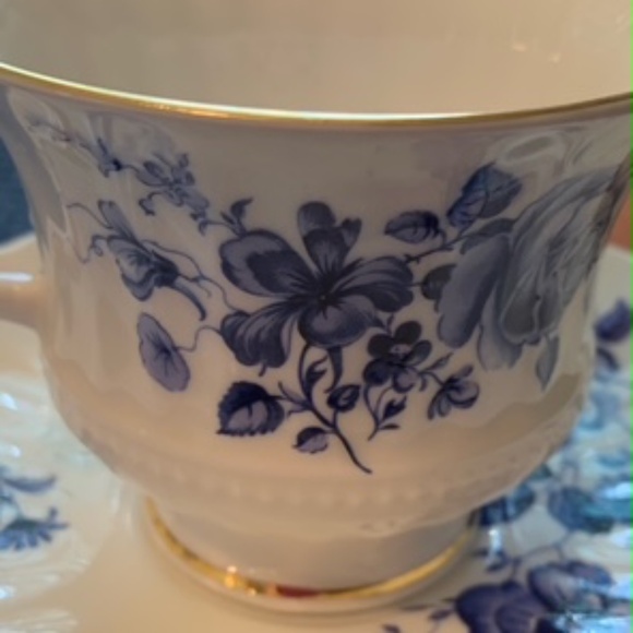 Fine Bone Crown Victoria Tea Cup with Blue Flower Pattern - Picture 3 of 9